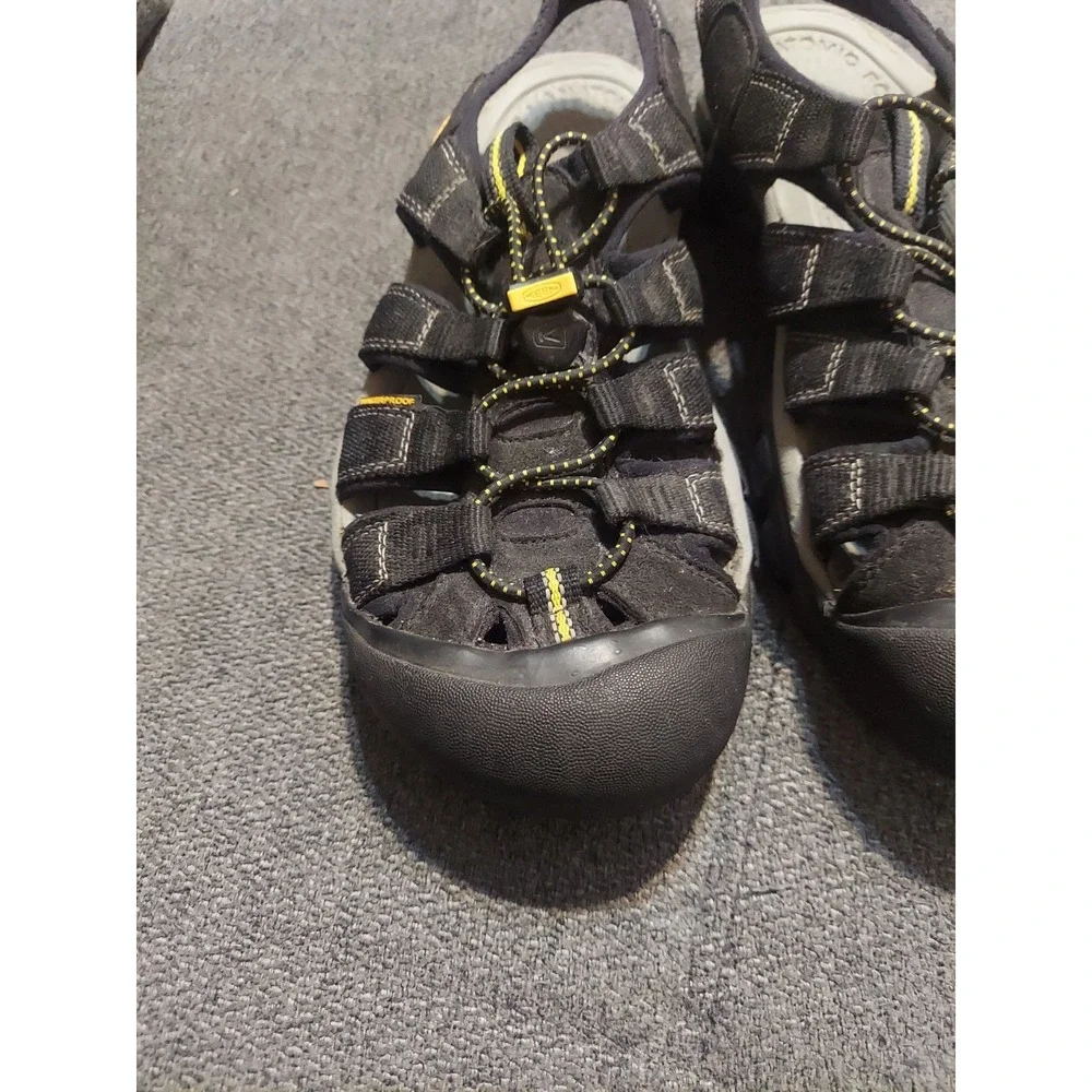 KEEN Newport H2 Mens 8.5 Black Sandals Closed Toe Summer Waterproof Sport Hike